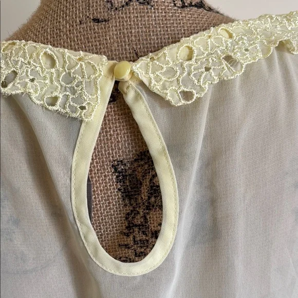 Elegant Yellow Sleeveless Blouse with Lace Detail - Picture 4 of 5